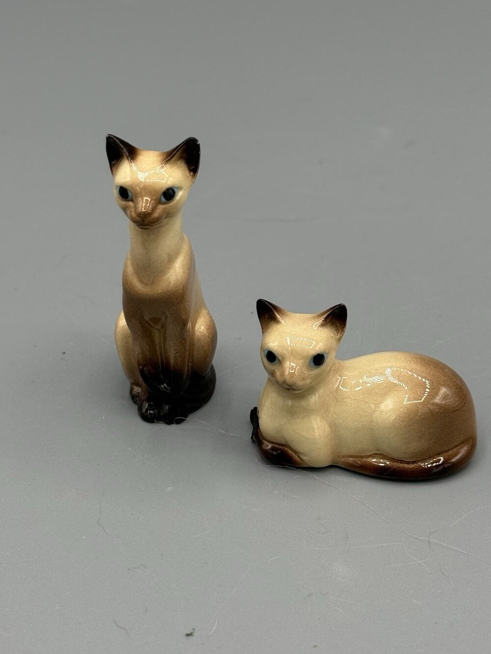 Vintage Miniature Siamese Cat Figurines Pair Ceramic Blue Eyes MCMWi